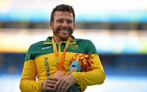 Image of Kurt Fearnley smiling with his medal