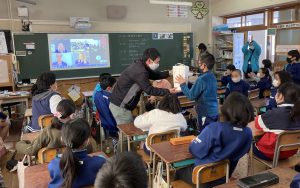 Japanese classroom full of students with Australian Paralympians on a video call on the big screen