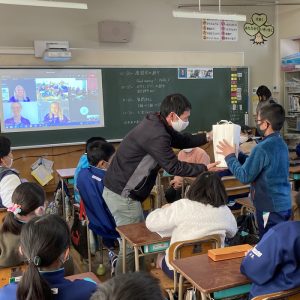 Japanese classroom full of students with Australian Paralympians on a video call on the big screen