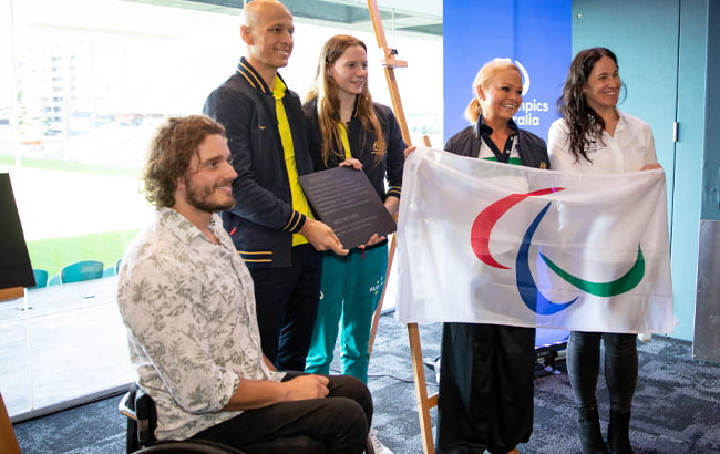 5 Australian Paralympians unveil a plaque