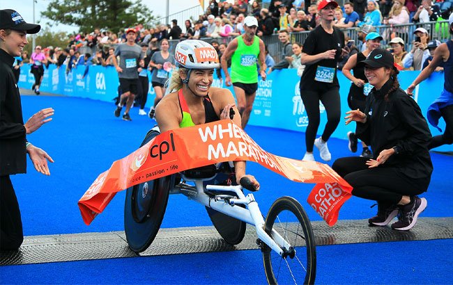 Wheelchair racer Madison de Rozario crossing the finish line at the 2022 Gold Coast Marathon
